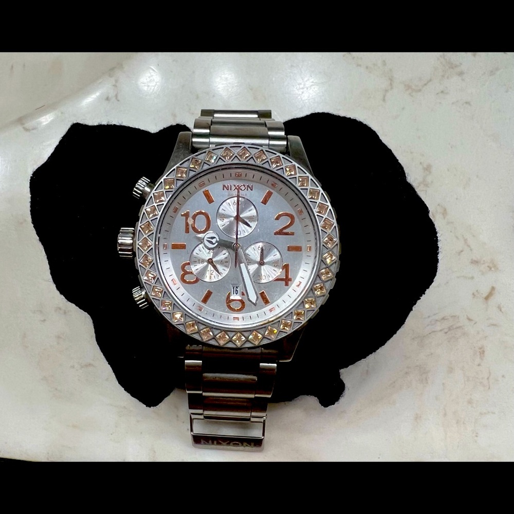 EUC Women’s Nixon large face watch